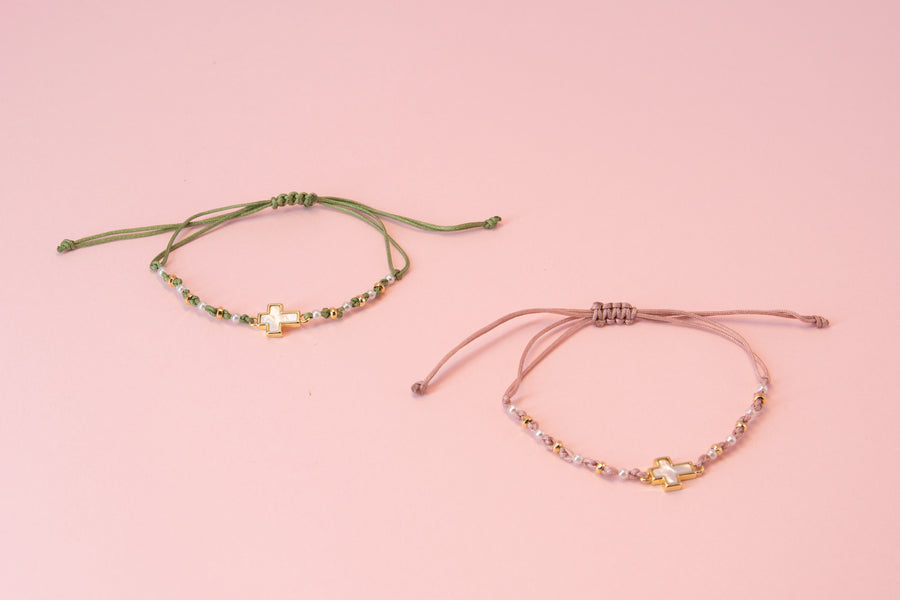 Pulsera de Hilo con Cruz