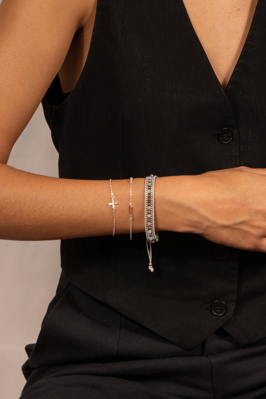 Pulsera artesanal de hilo con piedras bordadas