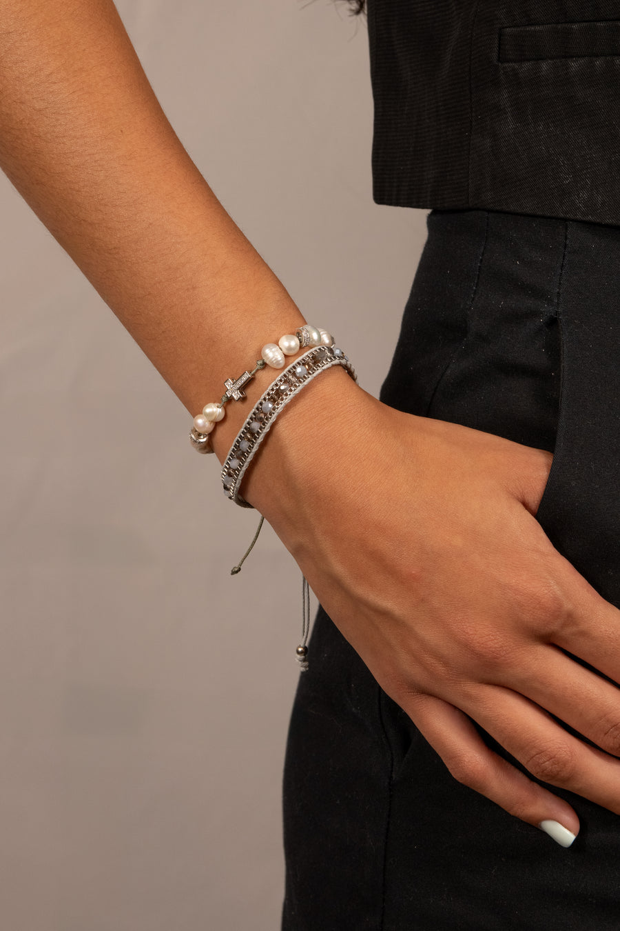 Pulsera artesanal de hilo con piedras bordadas