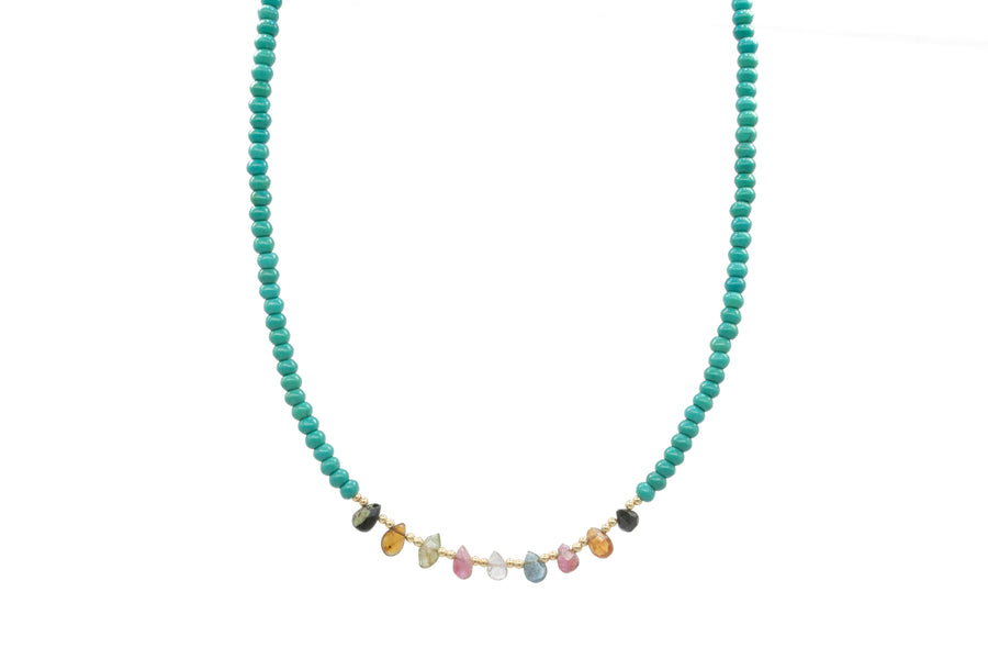 Collar corto con gotas de piedras naturales y gotas de turmalina