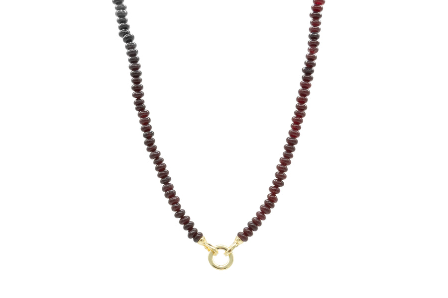 Collar granate con broche circular