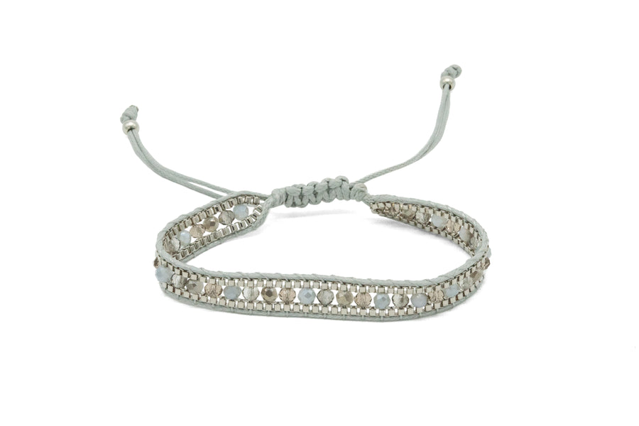 Pulsera artesanal de hilo con piedras bordadas