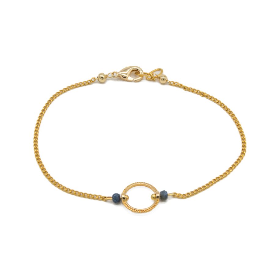 Pulsera de círculo dorado con piedritas