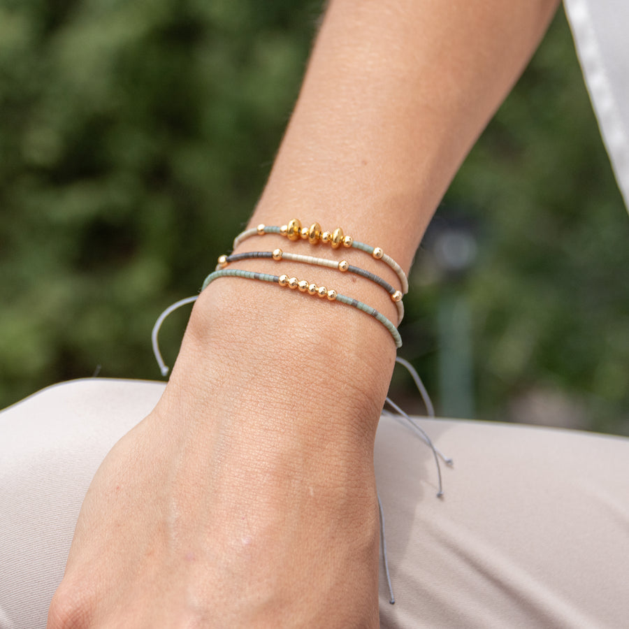 Pulsera de hilo con dorado y miyuki