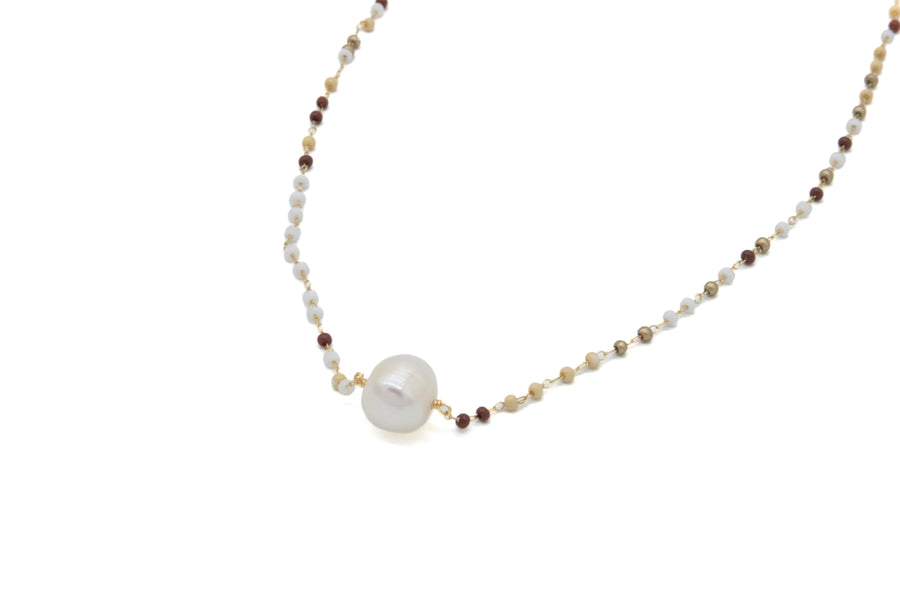 Collar de mini chaquira con perla jumbo
