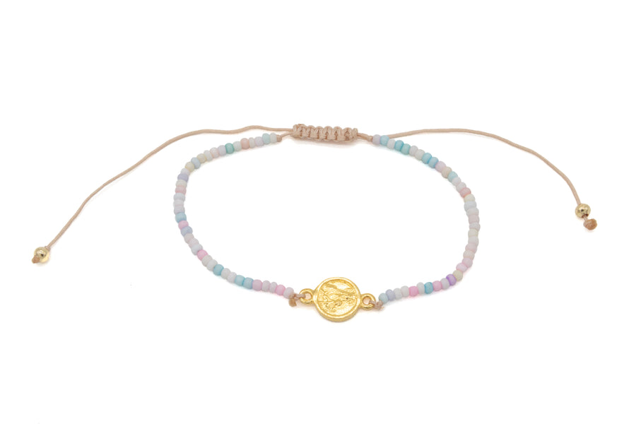 Pulsera de chaquira con medalla de escapulario