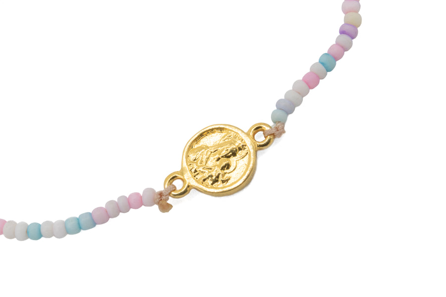 Pulsera de chaquira con medalla de escapulario