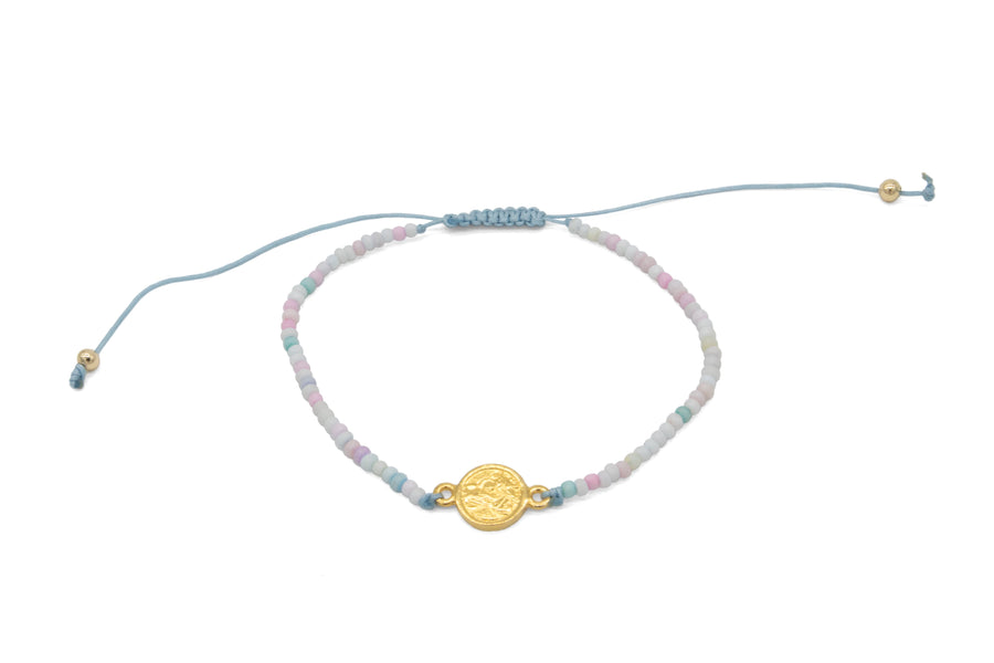 Pulsera de chaquira con medalla de escapulario