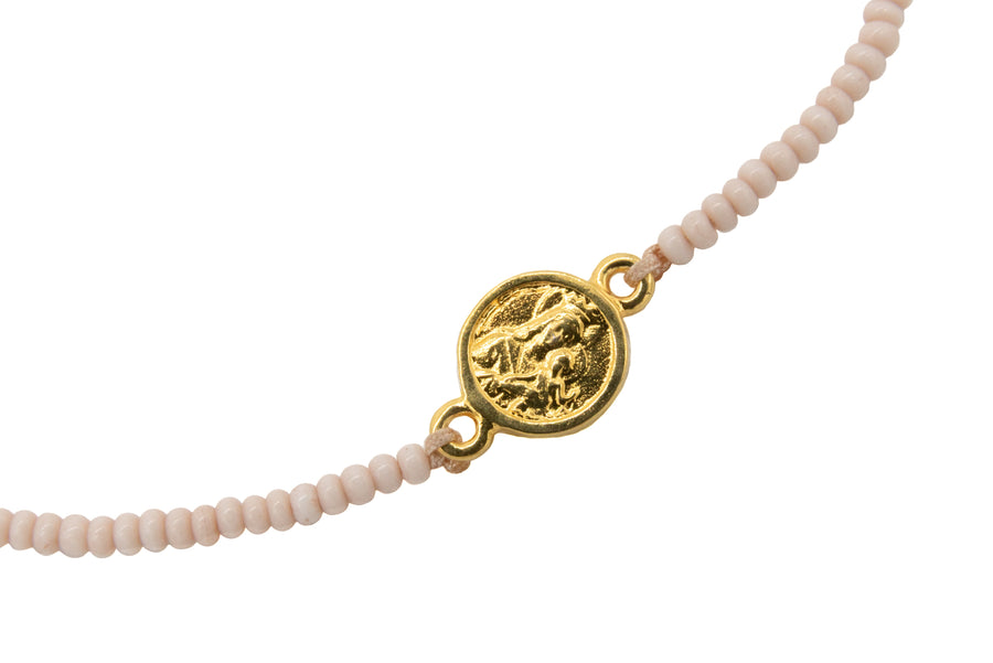 Pulsera de chaquira con medalla de escapulario