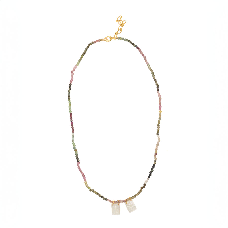 Collar de piedras semipreciosas con escapulario de madre perla