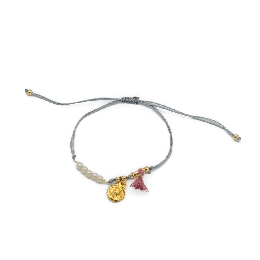 Pulsera gris con línea de perlas y Escapulario