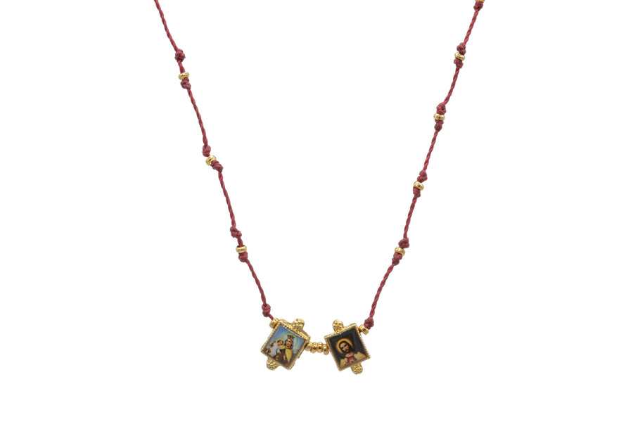 Collar de Escapulario cuadrado hilo vino