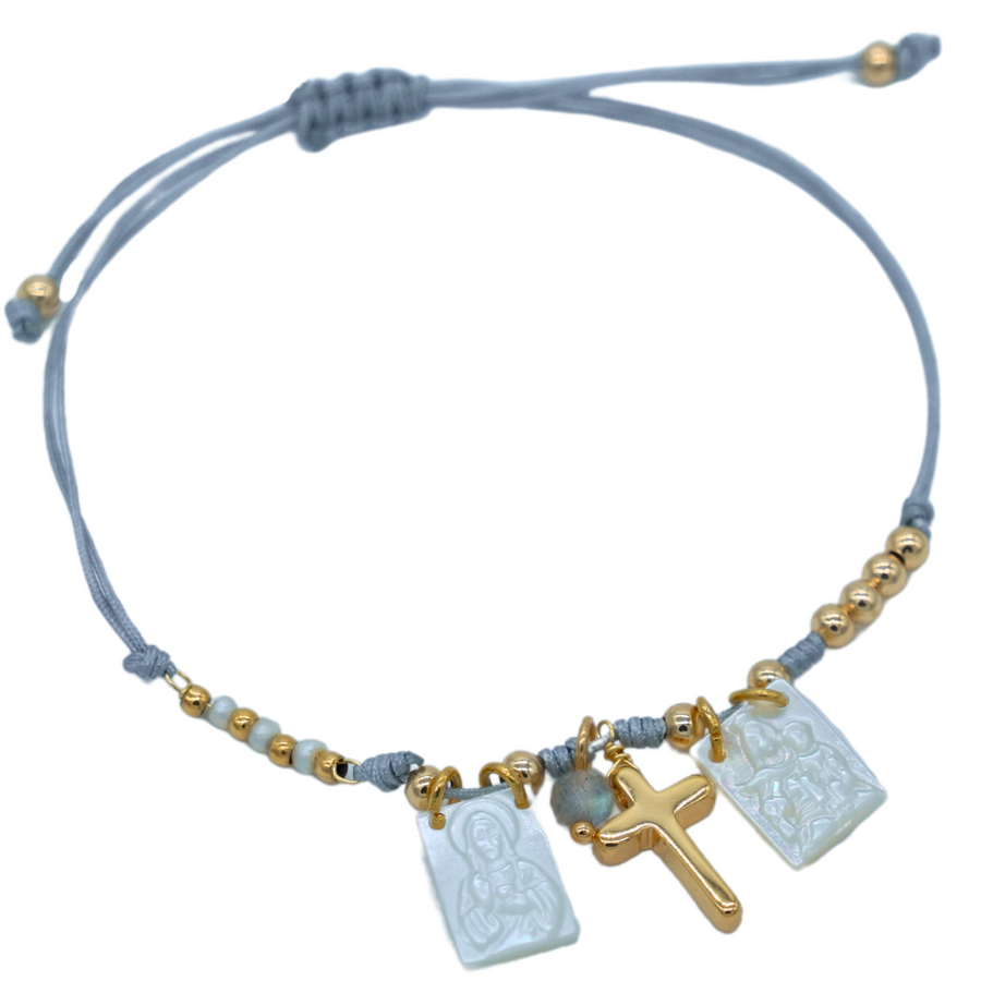 Pulsera gris con escapulario de madre perla