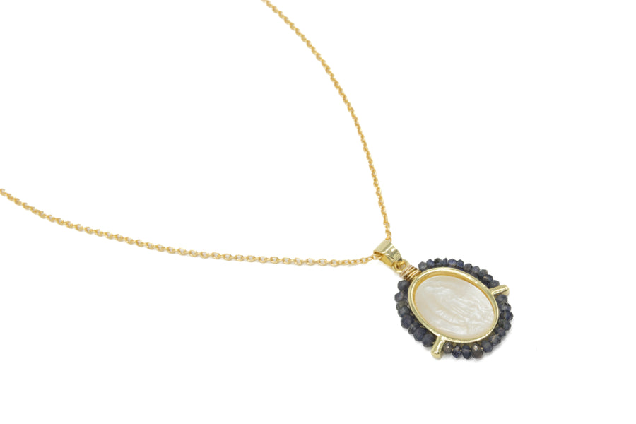 Collar de Virgen de Guadalupe en madre perla bordada
