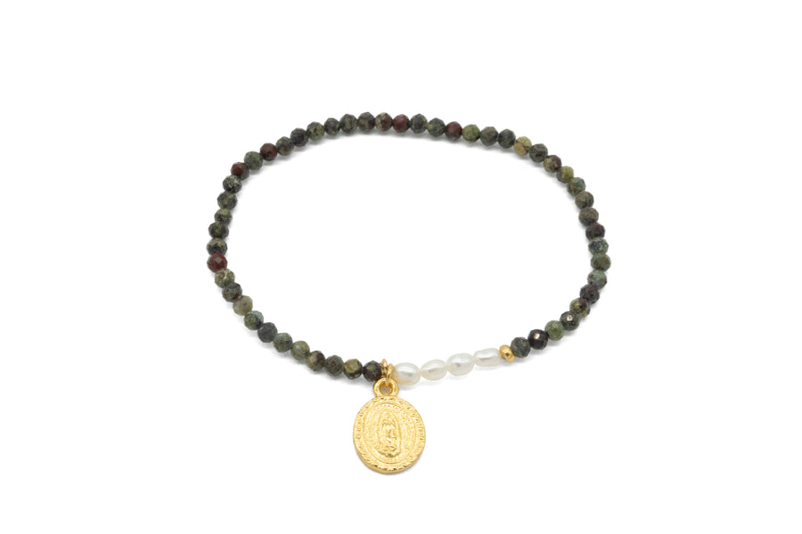 Pulsera de Virgen de Guadalupe, piedras naturales y línea de perlas