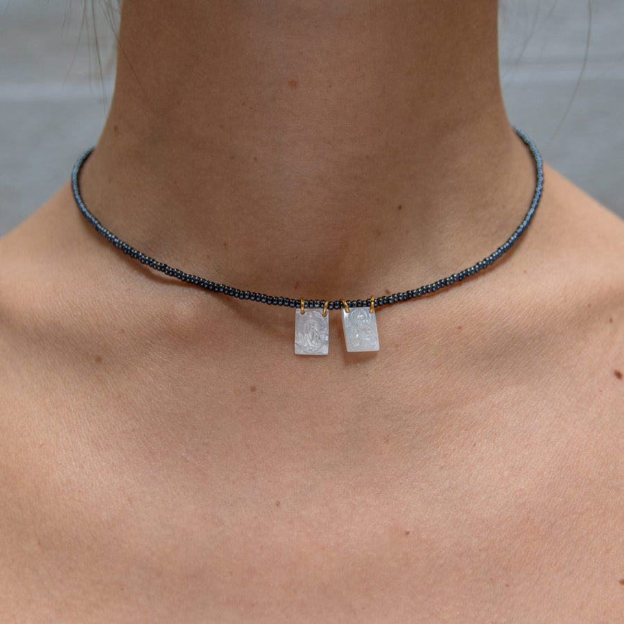 Collar de chaquira con escapulario de Virgen de Guadalupe